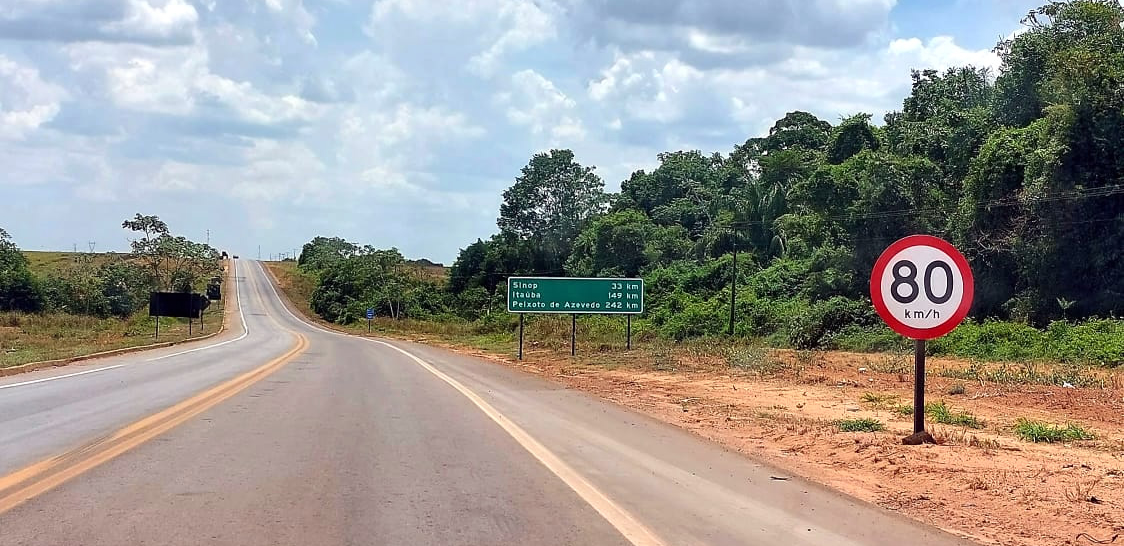 Poste para placa de sinalização