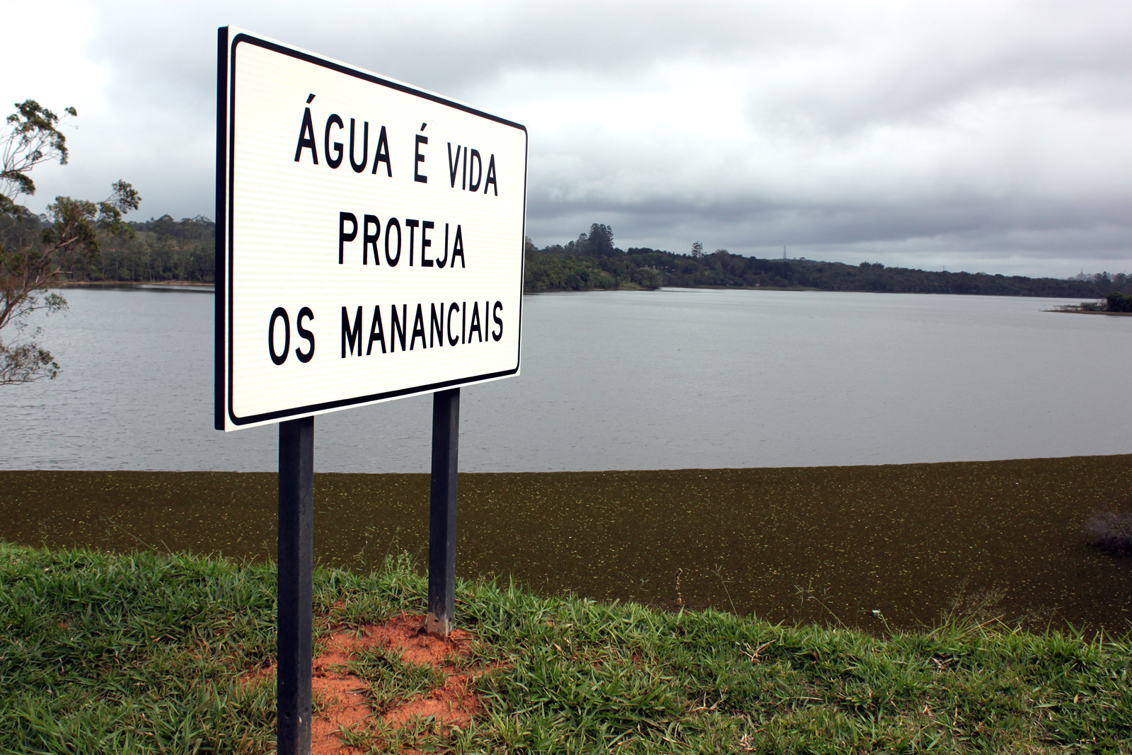 Poste para placa de sinalização