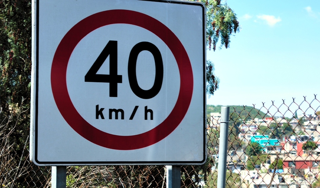 Poste para placa de sinalização