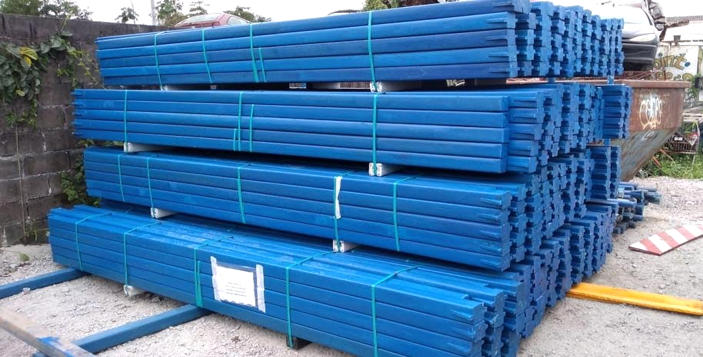 Poste para placa de sinalização