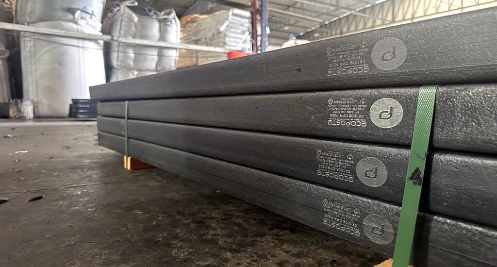 Poste para placa de sinalização