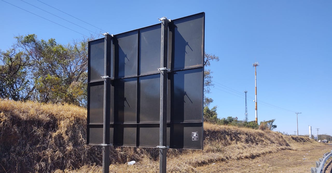 Poste para placa de sinalização