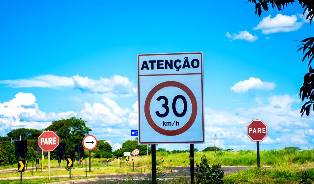 Poste para placa de sinalização